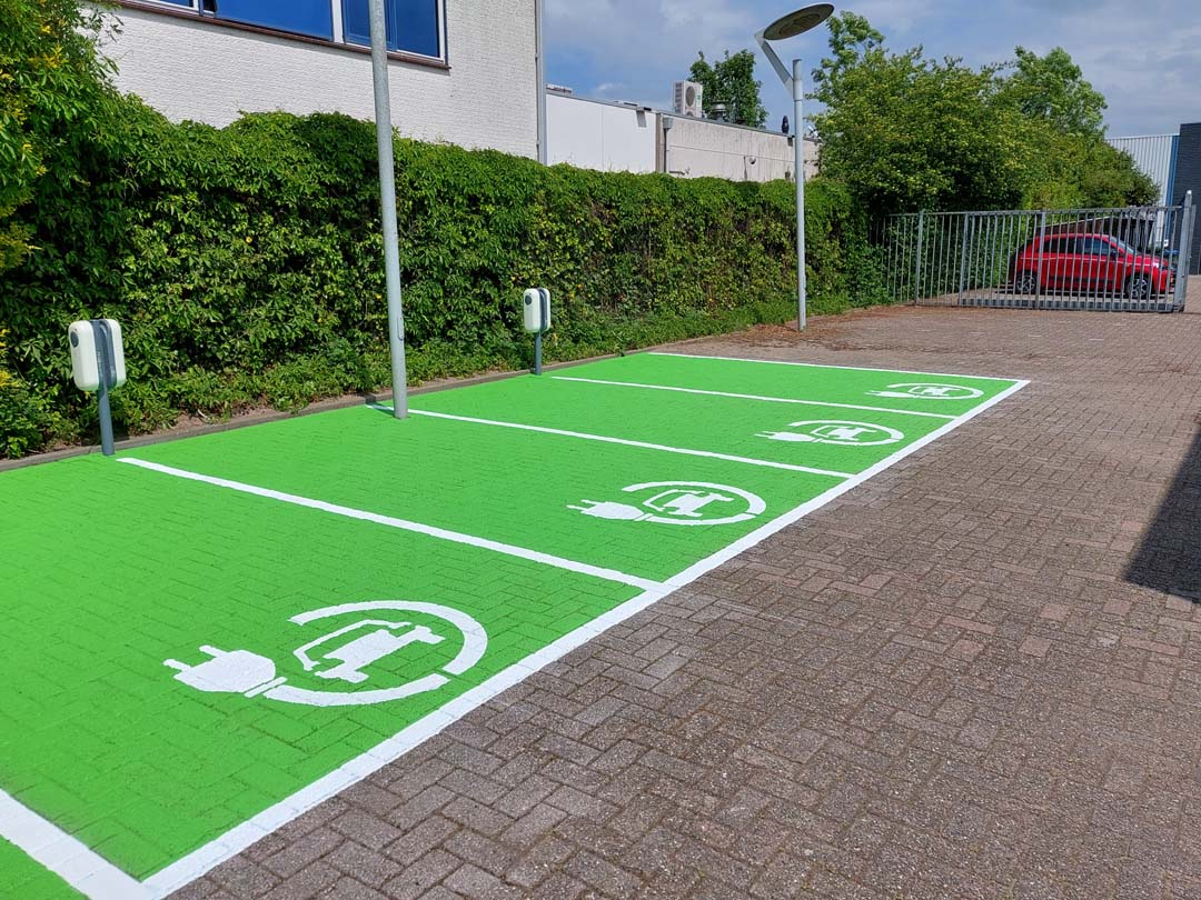 parkeerplaats symbolen en belijning parkeervakken elektrisch laden