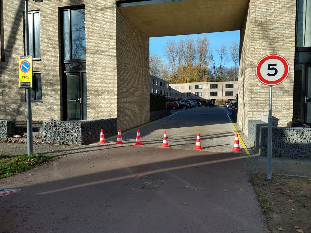 verkeersborden doorgang eigen terrein de bruin markeringen