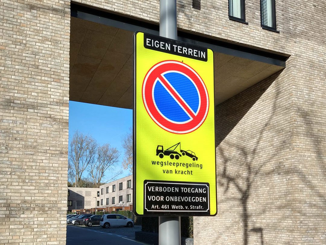 verkeersborden wegsleep eigen terrein de bruin markeringen